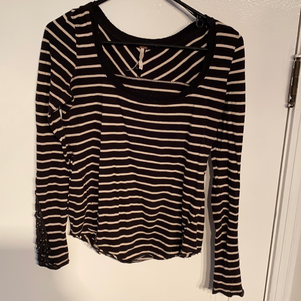 Free people right fitting, scoop neck, long sleeve T-shirt. XS